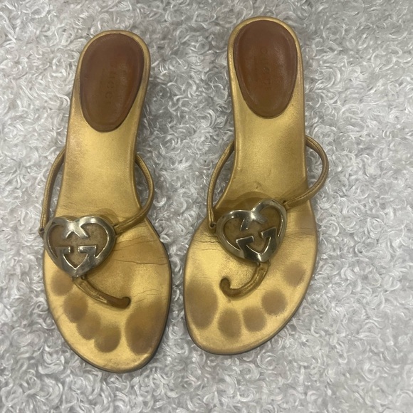 Gucci Leather GG Interlocking HEART Thong Sandals - Picture 2 of 10